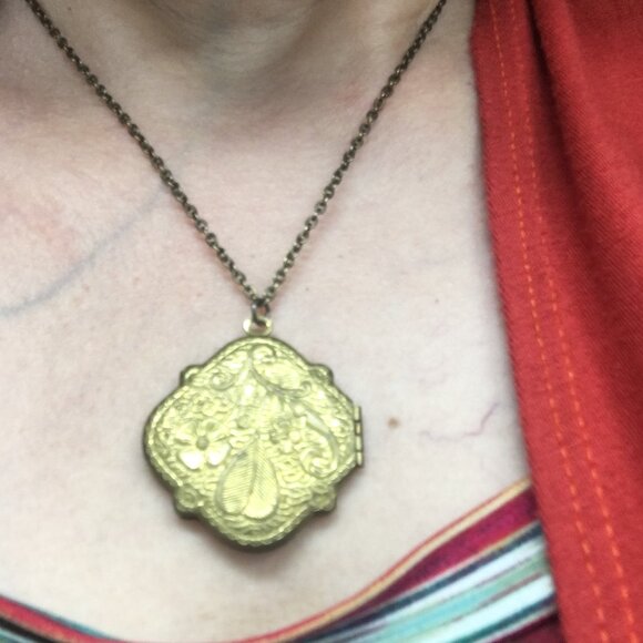 Vintage Hexagonal Ornate Floral Embossed Brass Locket Choker Necklace - Picture 16 of 16